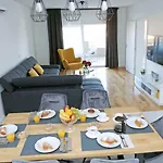 Grga-spacious 3-bedroom Задар