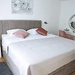 Grga-spacious 3-bedroom Апартаменти